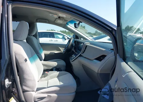 2015 Toyota Sienna Le 8 Passenger z USA, uszkodzony, nr VIN 5TDKK3DC0FS613377